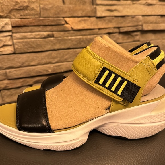 Sorel Women's Explorer Blitz Stride Sandal Olive Shade & Black - Picture 10 of 10